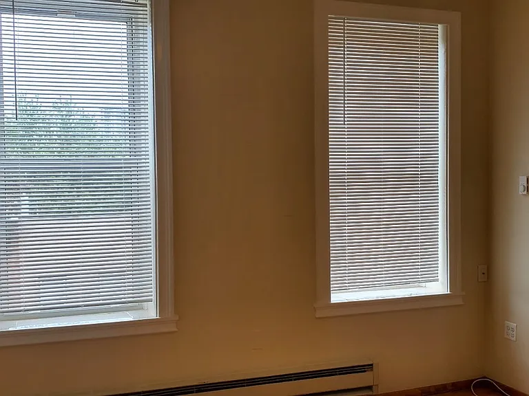 Bedroom facing park Ave can fit a queen size bedroom