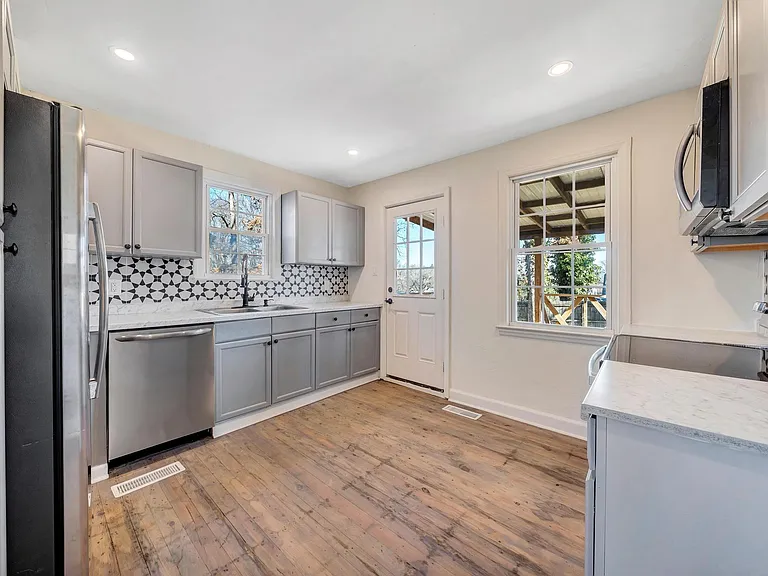 2529 Maiden Ln SW — Photo 10