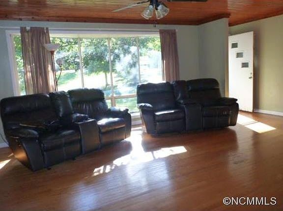 3rd image of 412 Whispering Hills Dr