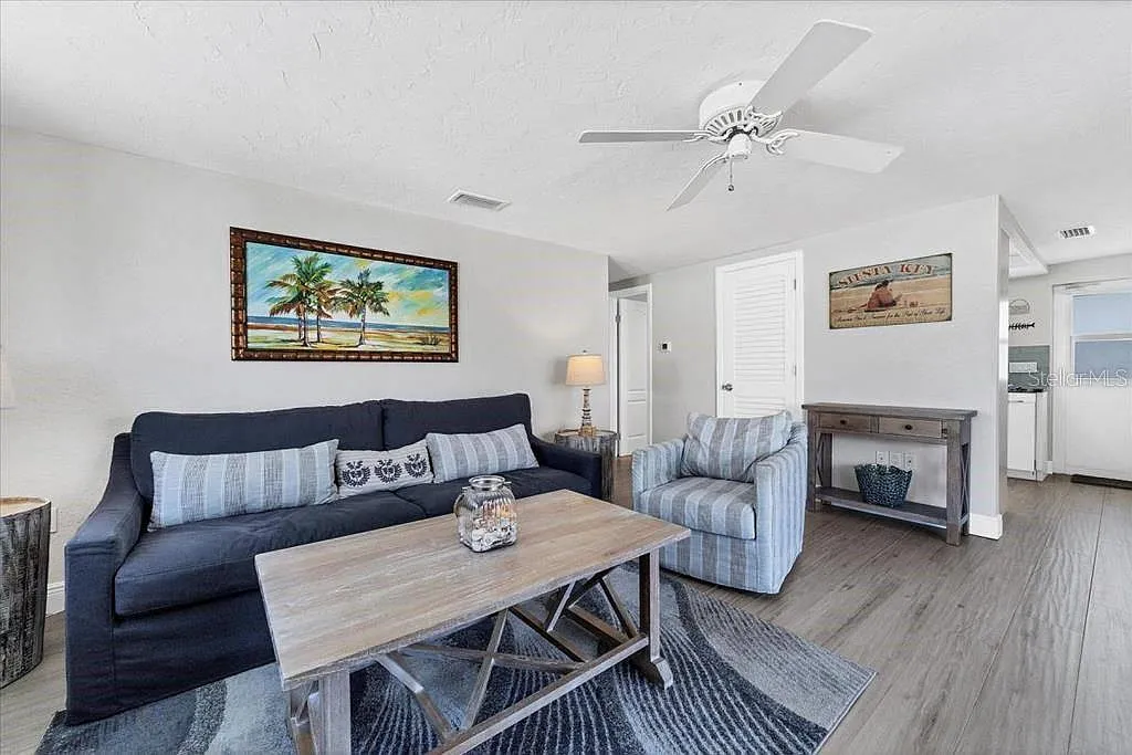 2 bed, 1.5 bath, 836 sqft, $6,900 — Photo 2