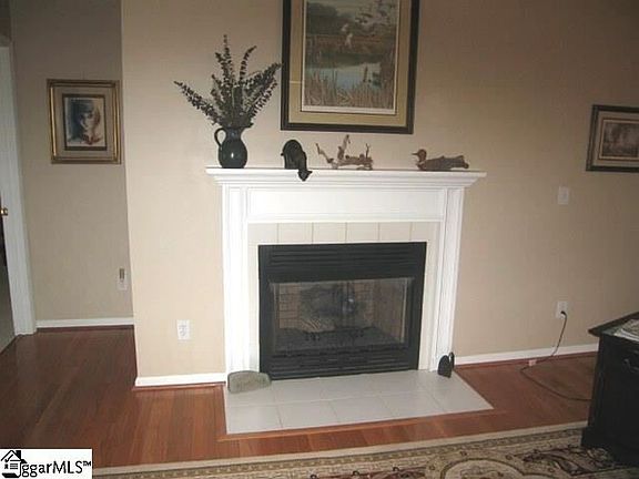 LVR Fireplace - Gas Logs!