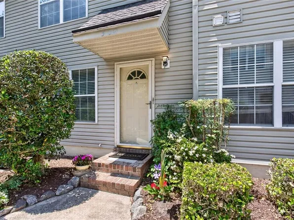 300 London Pointe Ct, Virginia Beach, VA 23454