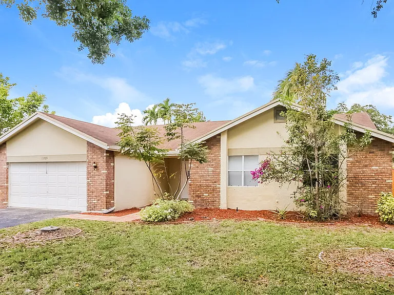 11235 NW 43rd Pl — Photo 3