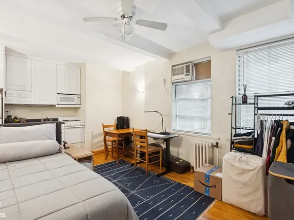 333 East 43rd Street image 4 of 13