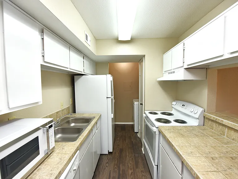 Wilshire Park Apartments — Photo 17