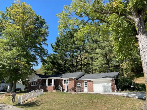 2175 Wainwright Rd SE, New Philadelphia, OH 44663