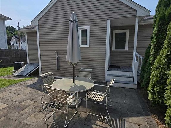 2nd image of 118 Edson St