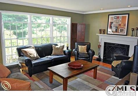 262 Lincoln - Living Room 3.jpg