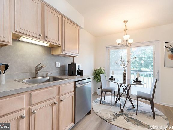 3rd image of 118 Galway Cir
