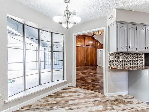 5th image of 2701 Green Oaks Dr