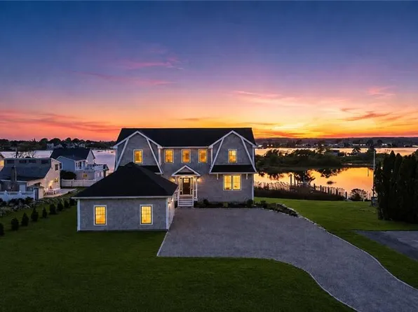 84 Carver Ln, Narragansett, RI 02882