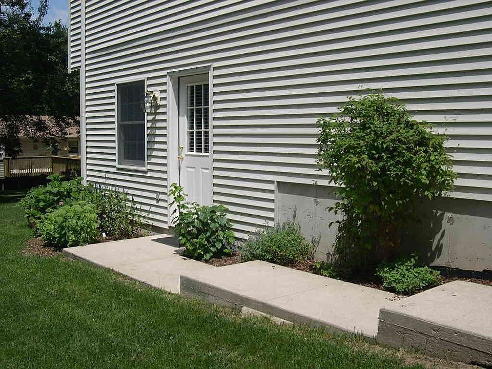 Side entrance to lower level.