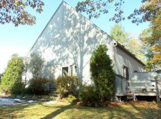 102 Glengarry Dr, Stratham, NH 03885