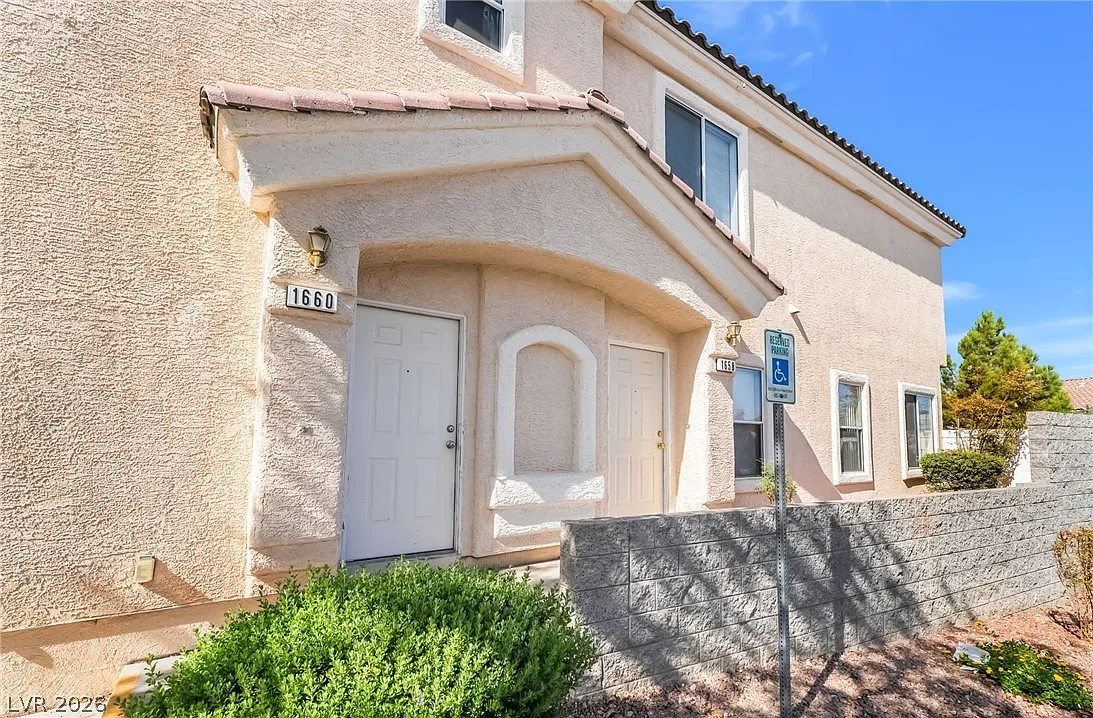 2 bed, 2.5 bath, 1170 sqft, $1,600 — Photo 3