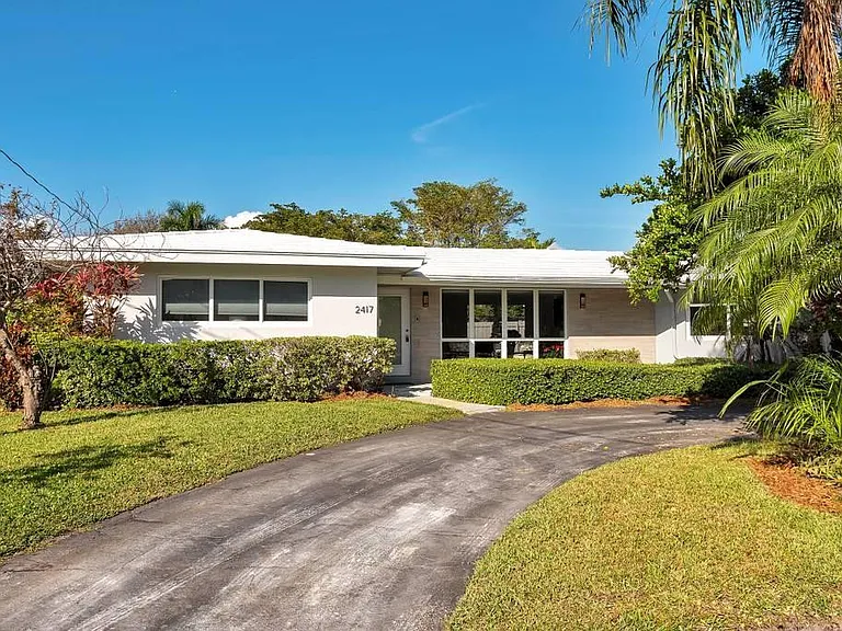 2417 Bayview Dr — Photo 1