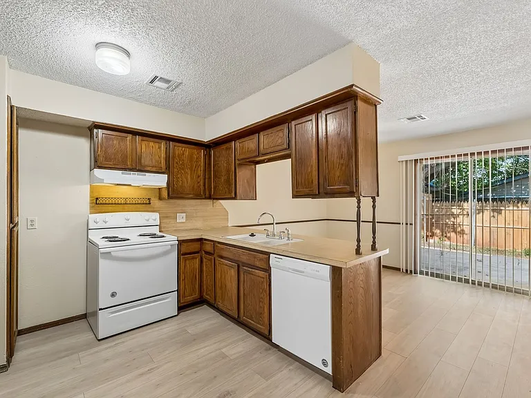 208 Hudson Pl — Photo 8