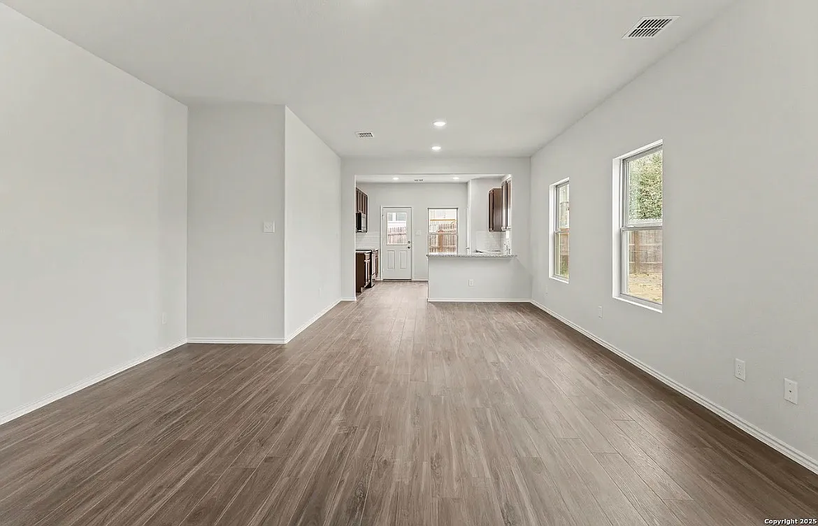 4 bed, 2039 sqft, $2,550 — Photo 3