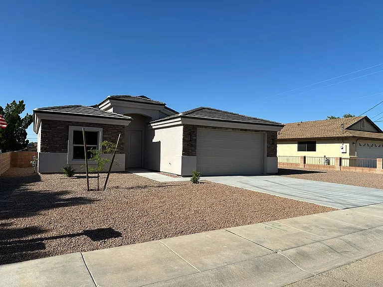 2743 Chambers Ave — Photo 3