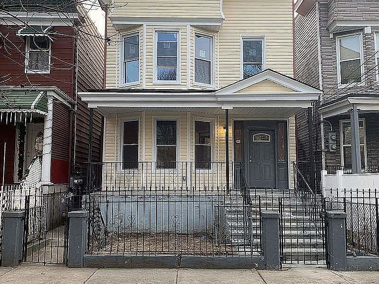 2nd image of 670 E 225th St #A