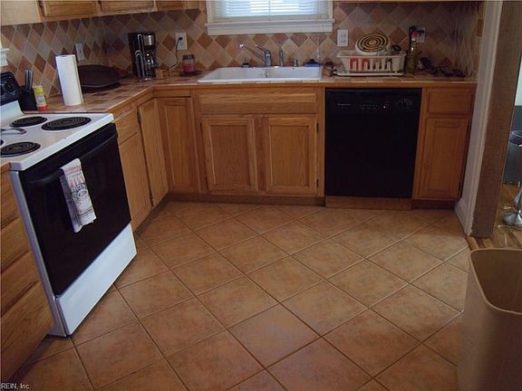 3rd image of 1808 Garden Dr