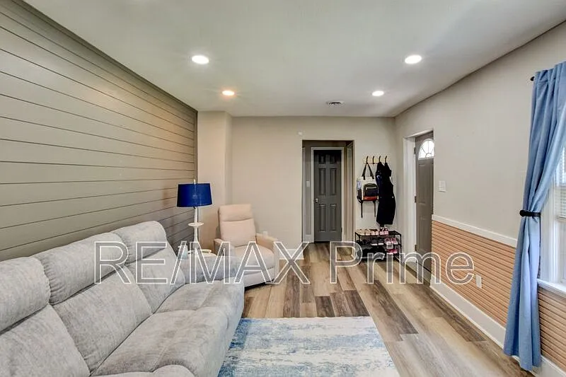 3 bed, 3.0 bath, 1140 sqft, $1,900 — Photo 3