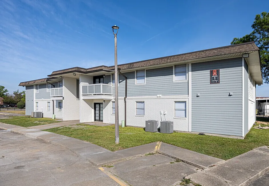 Tiger Den Apartments — Photo 2