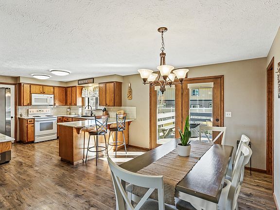 4th image of 17916 E Riverway Ave