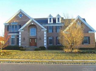 10 Elderberry Rd, Dix Hills, NY 11746