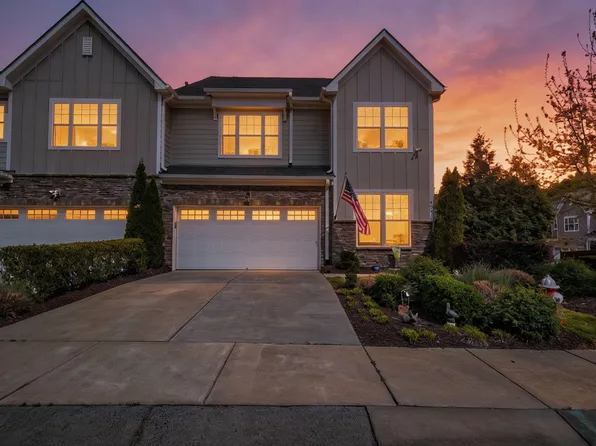 902 Green Ash Ln, Cary, NC 27513