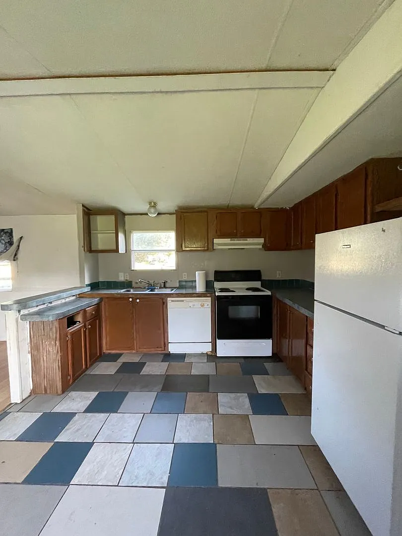 Country living with spacious front and backyard - 4 beds/ 2bath available now!! — Photo 2
