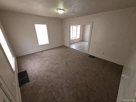 3rd image of 35 Clarence St