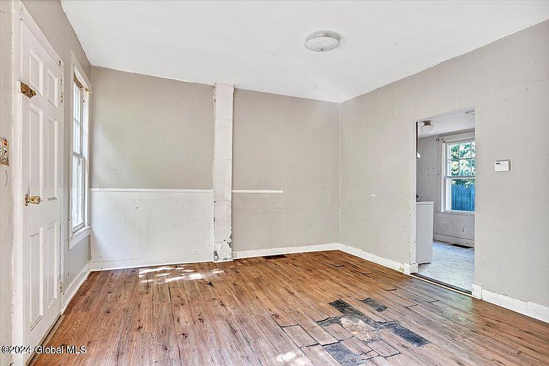 4th image of 35 John Street