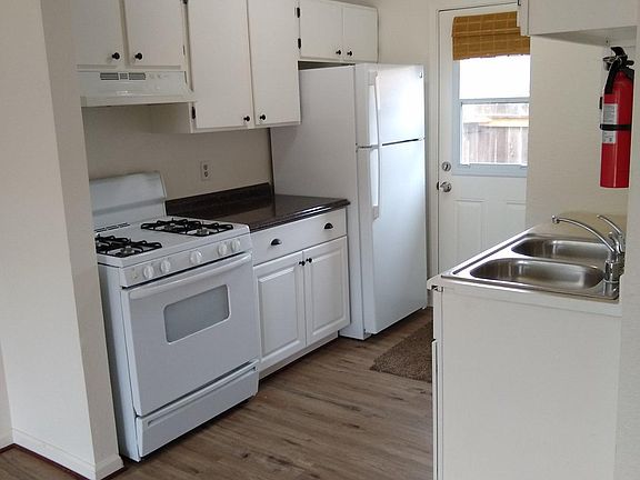 Kitchen w/ Fridge, DW, Disposal & Range