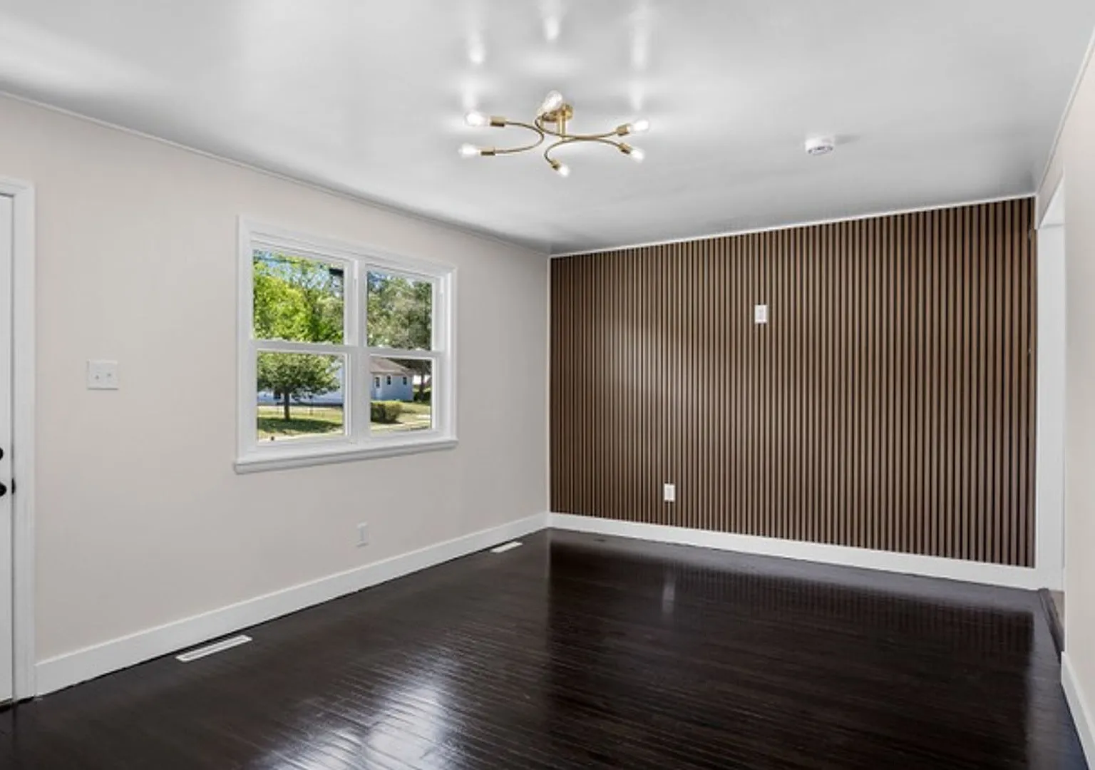 Spacious 3-Bedroom Home with Large Yard in Browns Mills — Photo 4