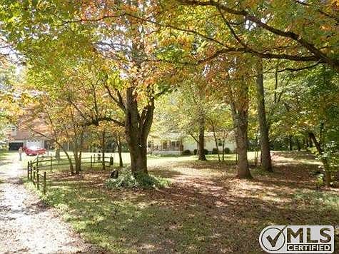Beautiful fenced yard on 3 Acres 