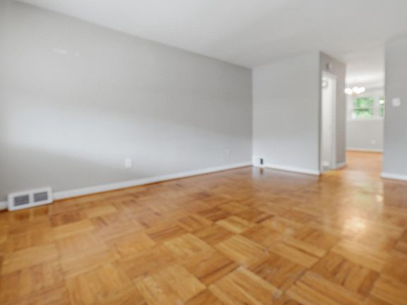 5th image of 3439 Ainslie St