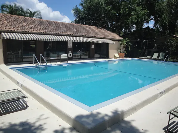1301 Pelican Creek Xing, Saint Petersburg, FL 33707