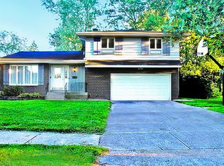 1330 Magnolia Ln, Munster, IN 46321