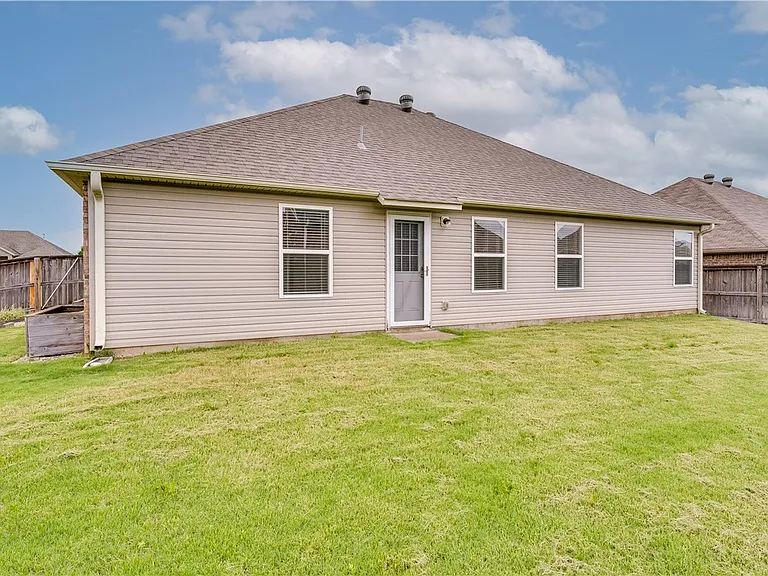705 SW River Rock St — Photo 22