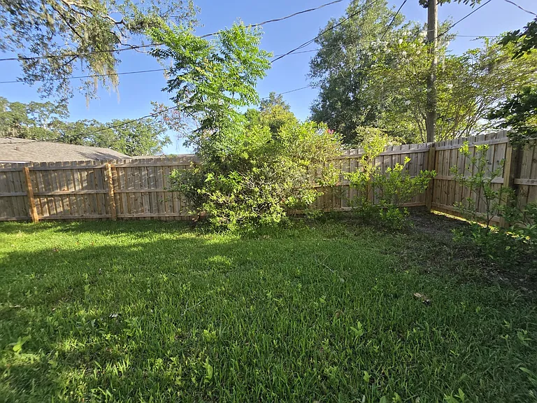 1545 Maxwell Ln — Photo 12