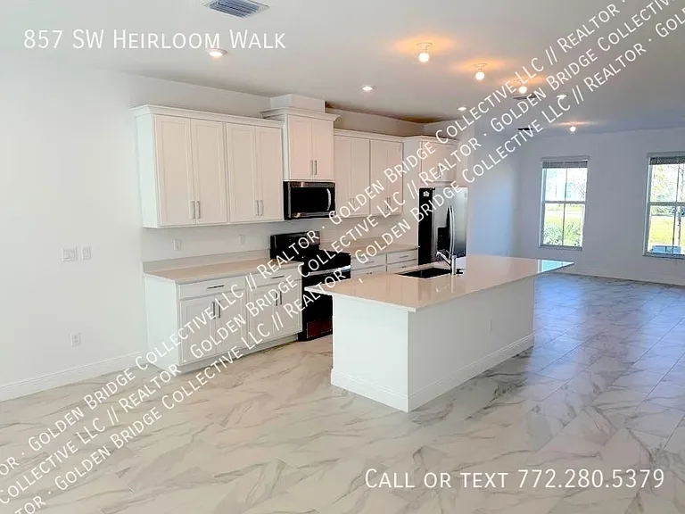857 SW Heirloom Walk — Photo 2