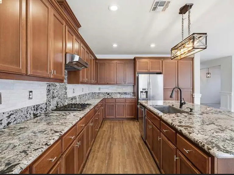 809 Bluestone Dr — Photo 2