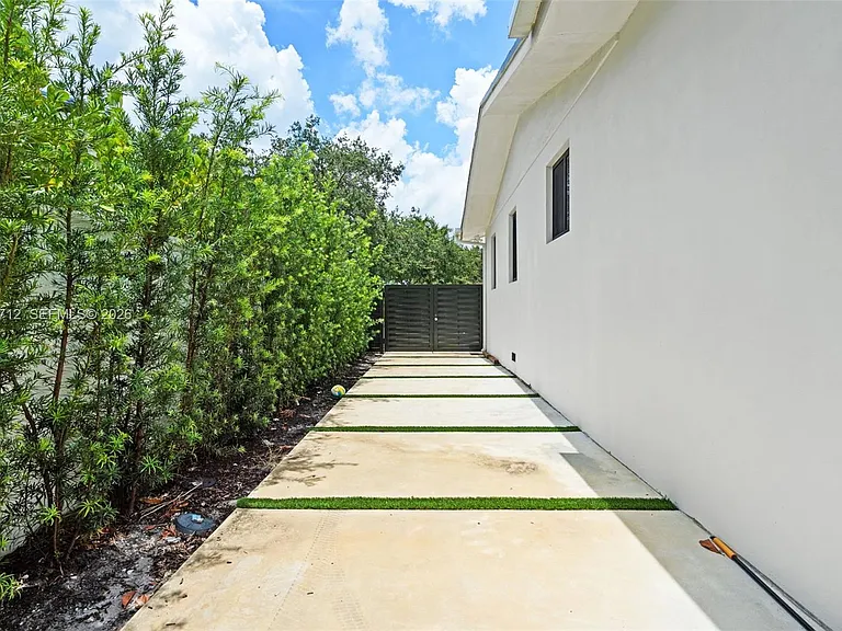 56 Whitethorn Dr — Photo 24