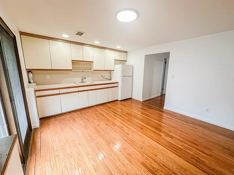 217 Rockland Ave — Photo 22