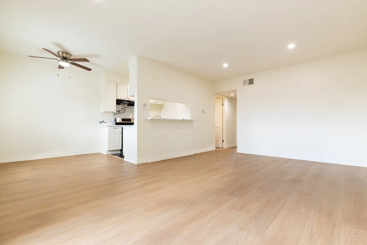 Building Photo - 15516 Nordhoff St #204