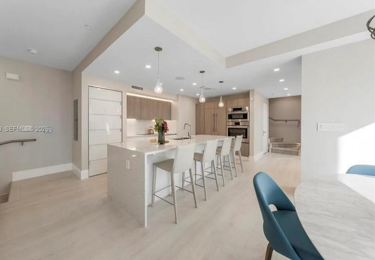 3 bed, 3.5 bath, 2561 sqft, $13,500 — Photo 3