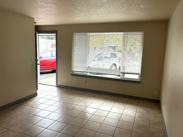 1765 Queen Ave SW — Photo 5
