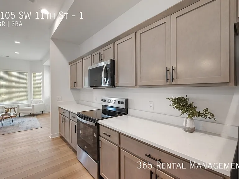 1105 SW 11th St #1 — Photo 10