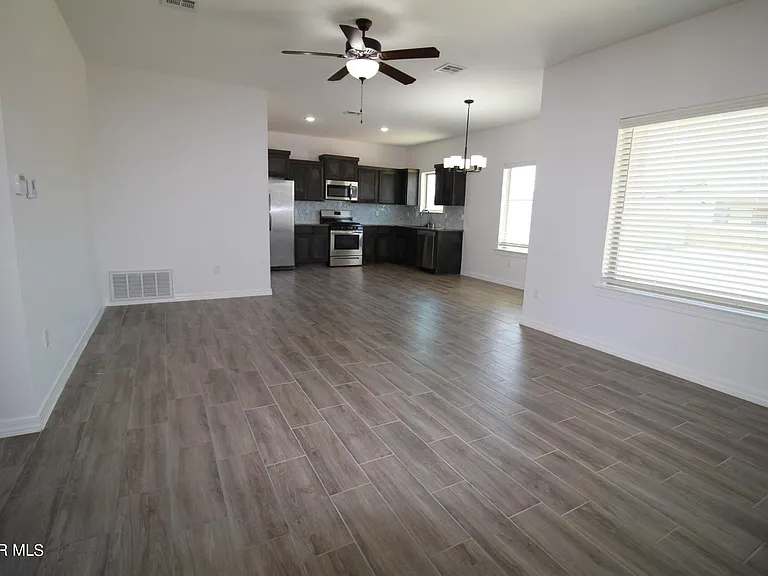 620 Adrian Arellano St W — Photo 19