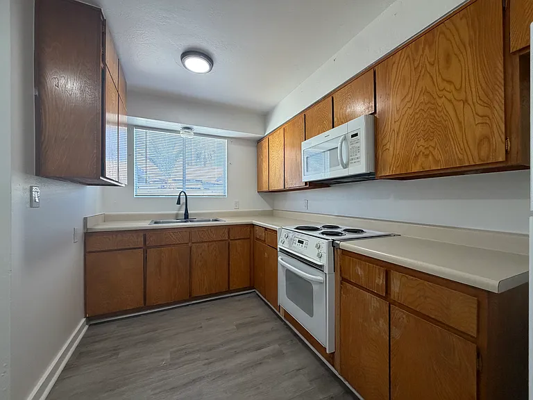 901 E Claremont St #4 — Photo 5